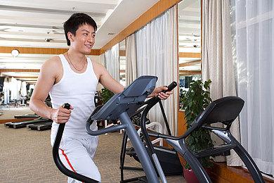 你再在路上玩手机，当心我把你腿给踹断